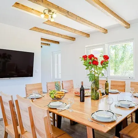 Veronika With Heated Pool Tatil Evi
