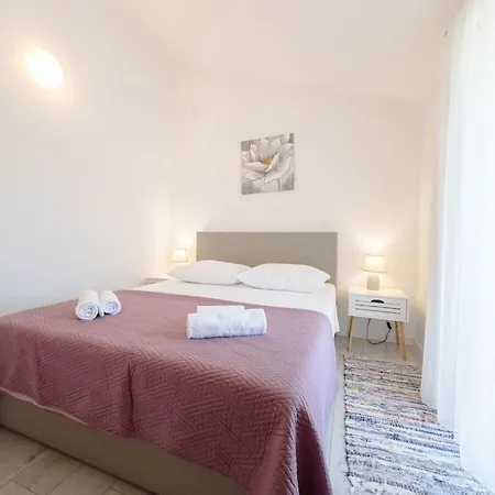 Veronika With Heated Pool Tatil Evi
